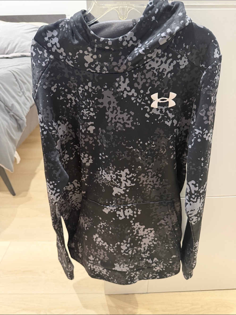 NWT Under Armour kids Black & Gray Camo Pullover Hoodie